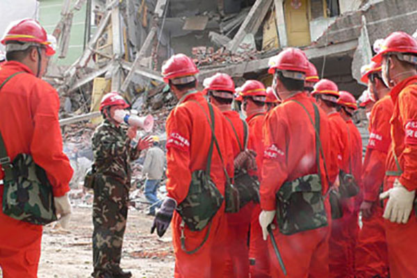 組織救援隊馳援汶川地震災(zāi)區(qū)